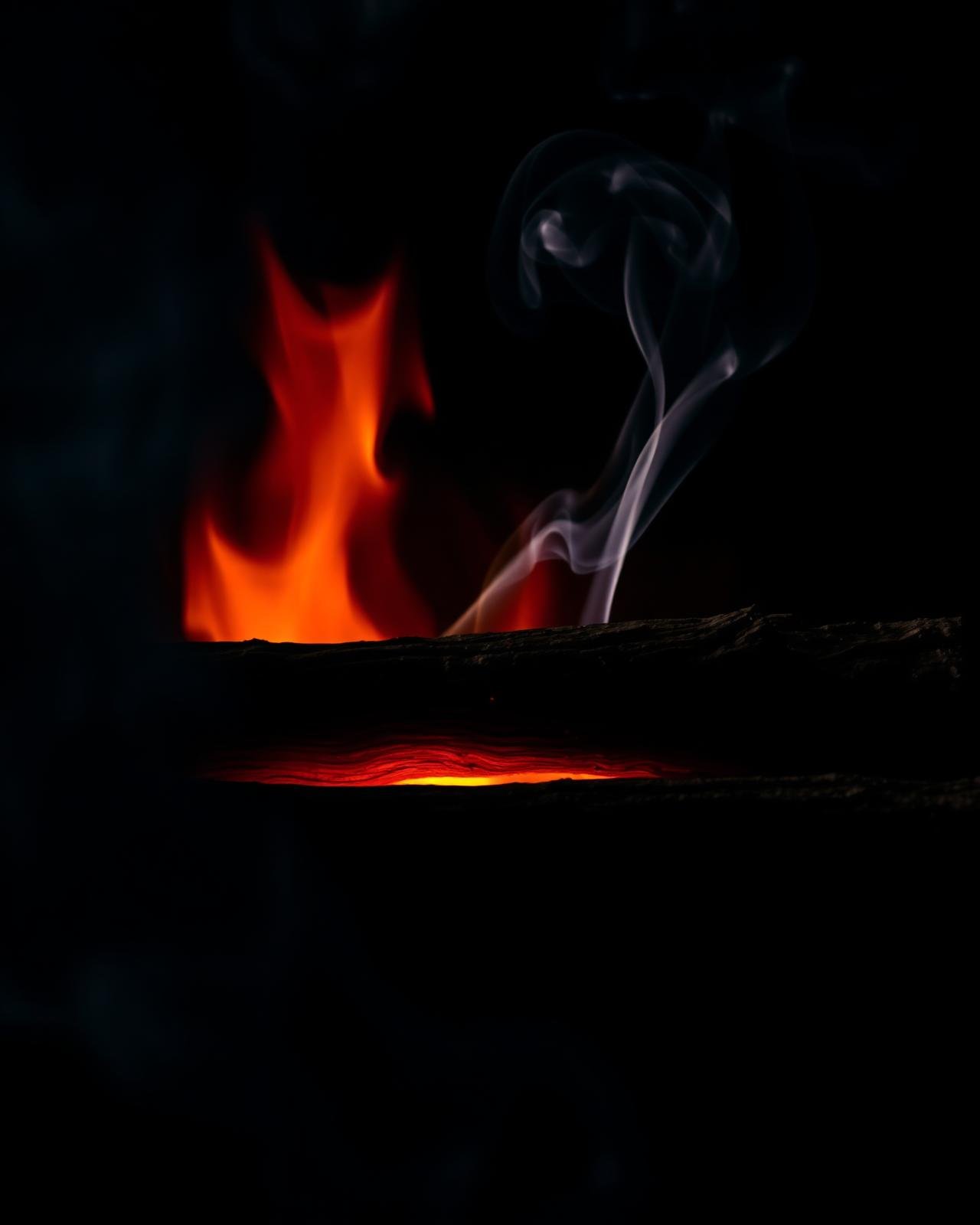 Chama e fumaça em smoker artesanal